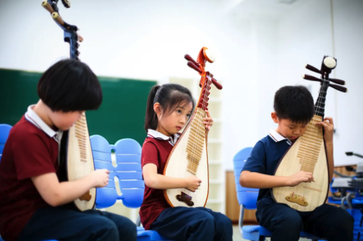 在这所小学“2+2‌≫4”！孩子必修钢琴+游泳，选修更有60多门可选...慕了